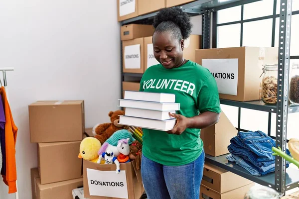 Young African American Woman Wearing Volunteer Uniform Holding Books Charity — Stock Photo, Image