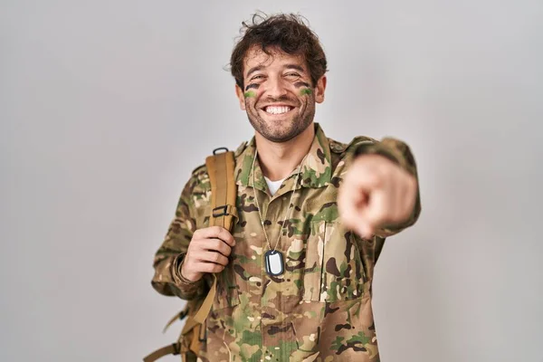 Jovem Hispânico Vestindo Uniforme Exército Camuflagem Apontando Para Você Câmera — Fotografia de Stock