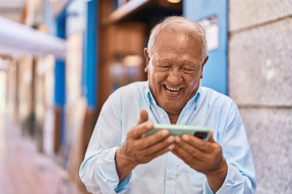 Senior Γκρίζα Μαλλιά Άνθρωπος Χαμογελά Αυτοπεποίθηση Βλέποντας Βίντεο Στο Smartphone — Φωτογραφία Αρχείου