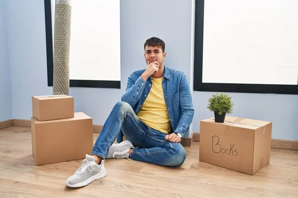 Yeni Evinde Yerde Oturan Spanyol Asıllı Genç Adam Kameraya Kendinden — Stok fotoğraf