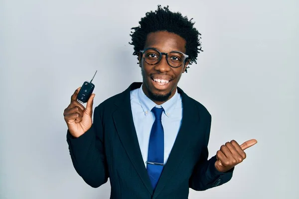 Ung Afrikansk Amerikansk Man Håller Nyckeln Till Bil Pekar Tummen — Stockfoto
