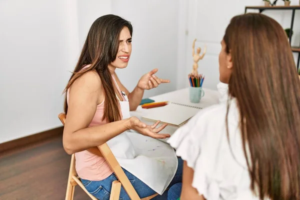 Dois Estudantes Pintura Latina Discutindo Sentados Mesa Escola Arte — Fotografia de Stock