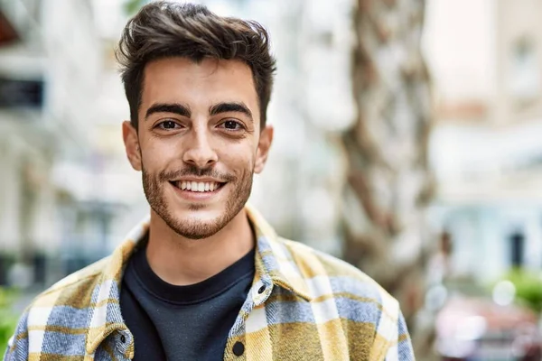 Knappe Spaanse Man Glimlachend Vol Vertrouwen Naar Stad — Stockfoto