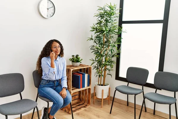 Jonge Latijn Vrouw Praten Smartphone Zitten Stoel Wachtkamer — Stockfoto