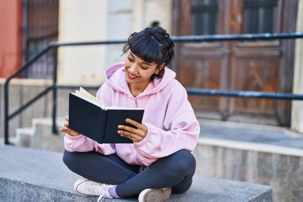 Νεαρή Γυναίκα Διαβάζει Βιβλίο Κάθεται Στον Πάγκο Στο Δρόμο — Φωτογραφία Αρχείου