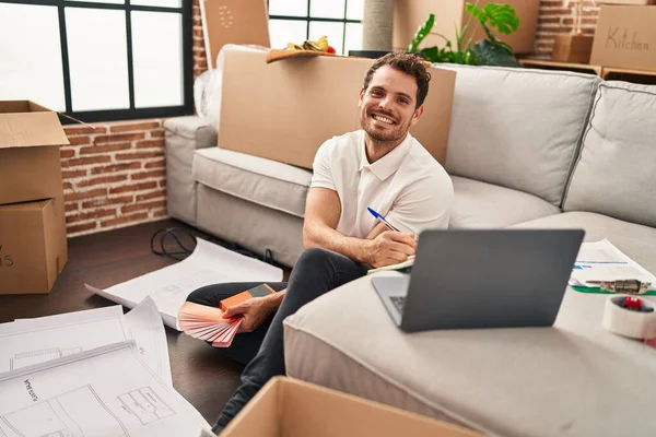 Jonge Spaanse Man Schrijven Boek Kiezen Verf Kleur Nieuw Huis — Stockfoto