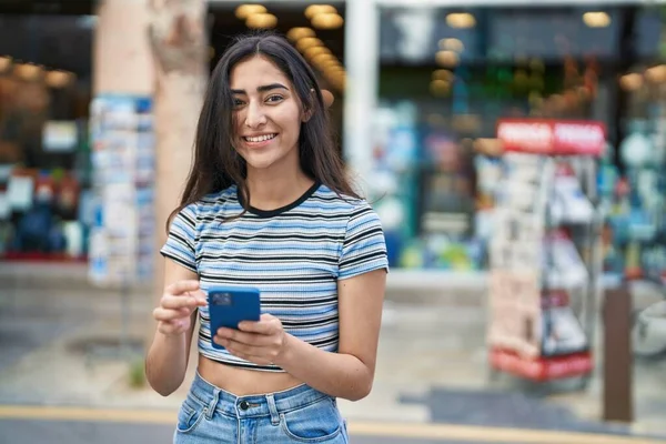 Joven Chica Hispana Sonriendo Confiada Usando Smartphone Calle — Foto de Stock