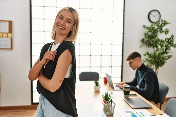 2人のビジネスマンが幸せな仕事を笑っている 事務所に立つ女 — ストック写真