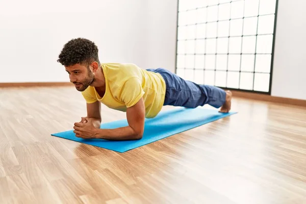 Hombre Joven Árabe Deportivo Concentrado Entrenamiento Abdominales Ejercicio Centro Deportivo —  Fotos de Stock