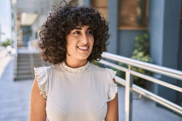Joven Mujer Oriente Medio Sonriendo Feliz Pie Ciudad — Foto de Stock