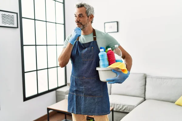 Orta Yaşlı Spanyol Bir Adam Temiz Önlük Giyiyor Temizlik Ürünlerini — Stok fotoğraf