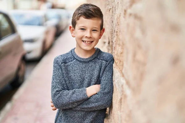 Anak Pirang Tersenyum Dengan Percaya Diri Berdiri Dengan Tangan Melintas — Stok Foto