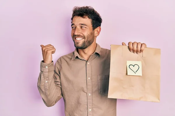 Homem Bonito Com Barba Segurando Saco Papel Entrega Com Lembrete — Fotografia de Stock