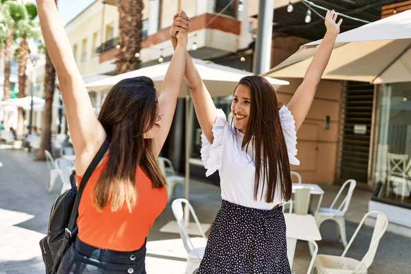 Duas Meninas Latinas Sorrindo Feliz Com Mãos Levantadas Cidade — Fotografia de Stock