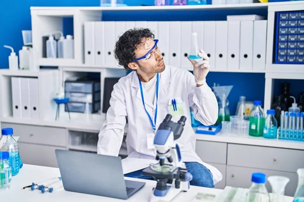 Jovem Cientista Hispânico Usando Laptop Segurando Tubo Teste Laboratório — Fotografia de Stock