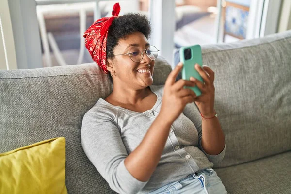 Afroamerikanerin Sitzt Mit Smartphone Hause Auf Sofa — Stockfoto