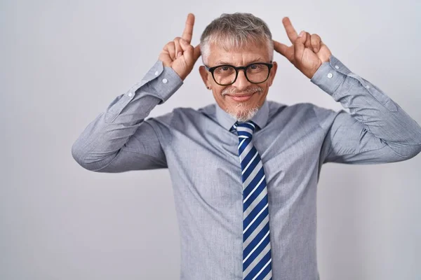 Homem Negócios Hispânico Com Cabelos Grisalhos Vestindo Óculos Posando Engraçado — Fotografia de Stock