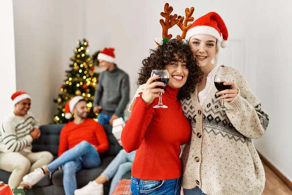 Gruppo Giovani Che Festeggiano Natale Due Donne Sorridenti Brindisi Felice — Foto Stock