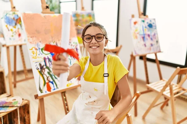 Adorable Chica Sonriendo Confiado Sosteniendo Diploma Estudio Arte — Foto de Stock