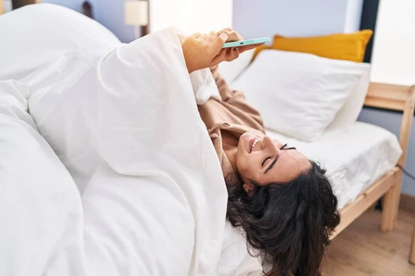 Молода Іспаномовна Жінка Допомогою Смартфона Лежить Ліжку Спальні — стокове фото