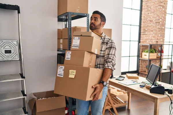 Junger Hispanischer Mann Mit Paketen Büro — Stockfoto