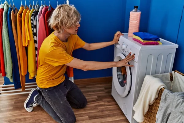 Jovem Loiro Ligando Máquina Lavar Roupa Lavanderia — Fotografia de Stock
