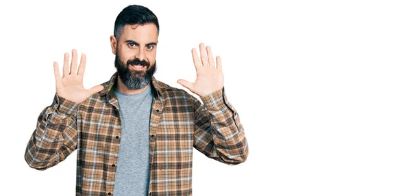 Sakallı Sıradan Tişörtlü Spanyol Bir Adam Numarayı Gösterip Işaret Ederken — Stok fotoğraf