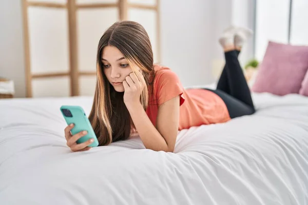 Adorable Girl Using Smartphone Lying Bed Bedroom — Stok fotoğraf