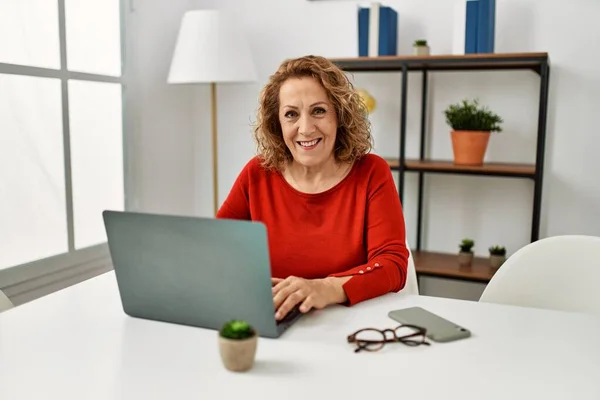 Mujer Caucásica Mediana Edad Usando Ordenador Portátil Sentado Mesa Casa —  Fotos de Stock