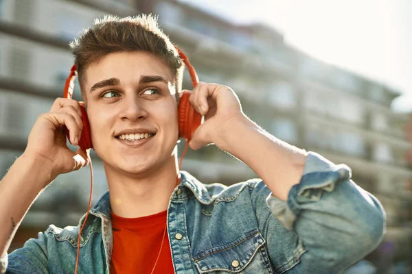 Joven Chico Caucásico Con Auriculares Escuchando Música Ciudad —  Fotos de Stock