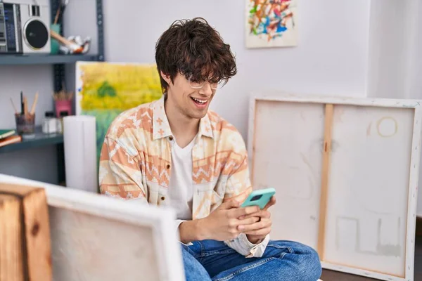 Młody Latynos Człowiek Artysta Uśmiechnięty Pewnie Pomocą Smartfona Studio Sztuki — Zdjęcie stockowe
