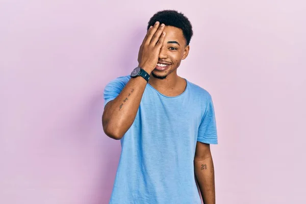 Ung Afrikansk Amerikansk Man Bär Casual Blå Skjorta Täcker Ena — Stockfoto