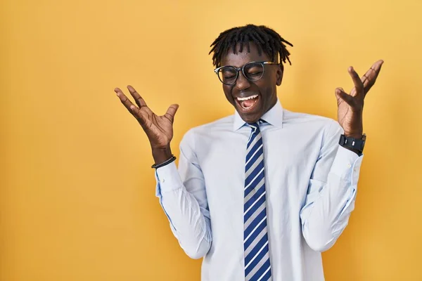 Afrikansk Man Med Dreadlocks Står Över Gul Bakgrund Firar Galen — Stockfoto