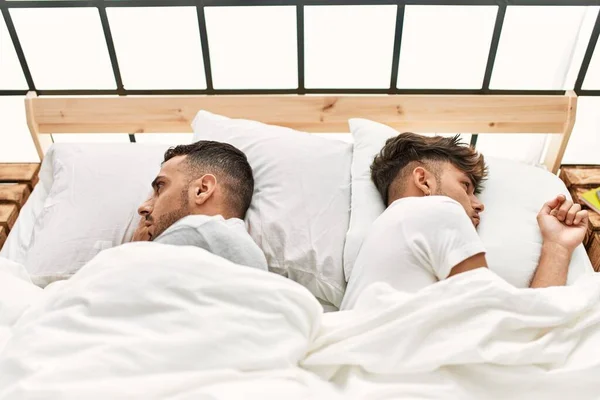 Två Latinamerikanska Män Par Sover Sovrummet — Stockfoto