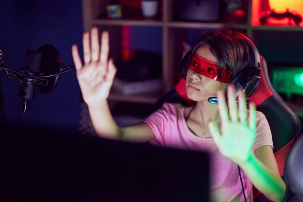 Adorable Hispanic Girl Streamer Playing Video Game Using Virtual Reality — Fotografia de Stock