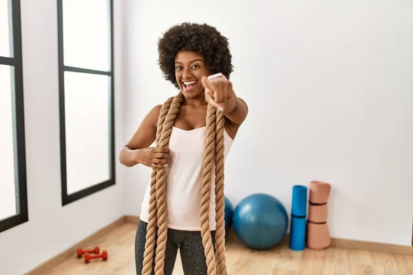 Spor Salonunda Afro Saçlı Savaş Ipleriyle Seni Kamerayı Parmaklarıyla Gösteren — Stok fotoğraf