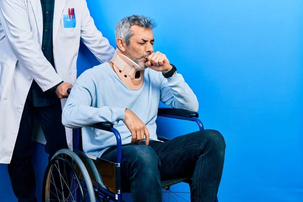 Hombre Guapo Mediana Edad Con Pelo Gris Silla Ruedas Con — Foto de Stock