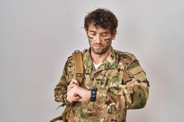 Spaanse Jongeman Draagt Camouflage Legeruniform Controleert Tijd Tijdens Polshorloge Ontspannen — Stockfoto