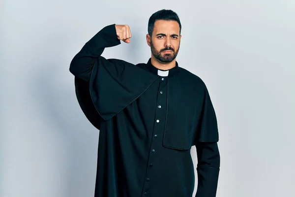 Hombre Hispano Guapo Con Barba Vestido Sacerdote Católico Persona Fuerte —  Fotos de Stock