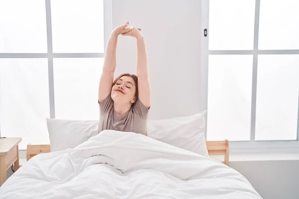 Молодая Рыжая Женщина Просыпается Вытягивая Руки Спальне — стоковое фото
