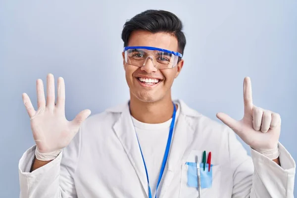 Homem Hispânico Trabalhando Como Cientista Mostrando Apontando Para Cima Com — Fotografia de Stock