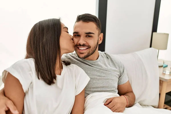 Jong Latijn Paar Zoenen Knuffelen Het Bed Thuis — Stockfoto