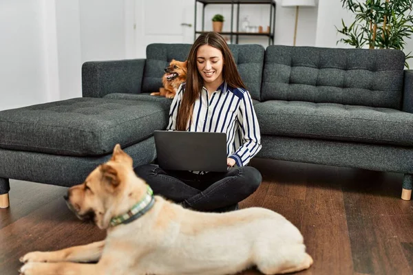 Young Hispanic Woman Using Laptop Sitting Floor Dogs Home — Φωτογραφία Αρχείου