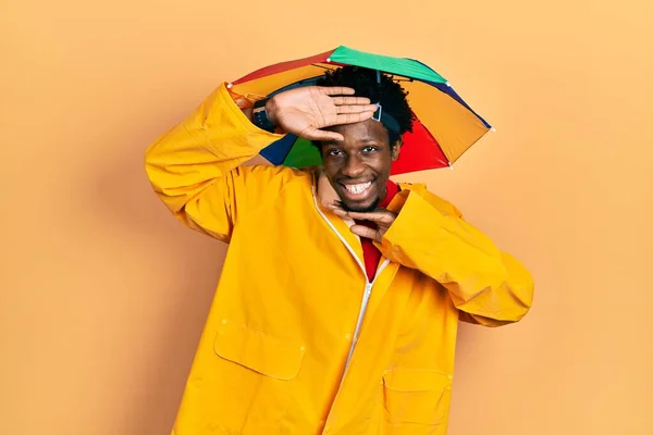 Sarı Yağmurluk Giyen Neşeli Gülümseyen Yüzü Belli Eden Genç Afro — Stok fotoğraf