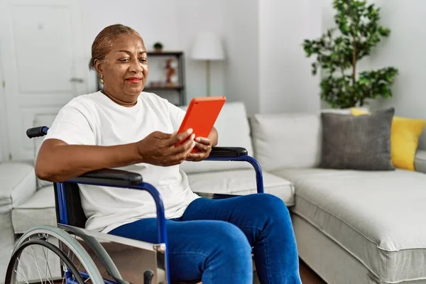 Senior African American Woman Using Touchpad Sitting Wheelchair Home — Stockfoto