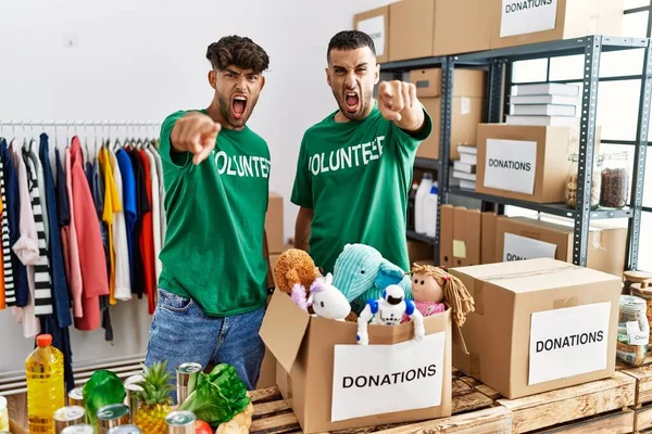 Junges Schwules Paar Freiwilligem Shirt Spendenstand Zeigt Unzufrieden Und Frustriert — Stockfoto
