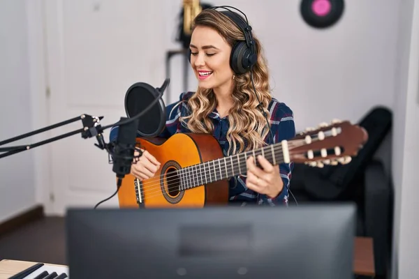 Młoda Kobieta Muzyk Śpiewa Piosenkę Gitarze Klasycznej Studio Muzycznym — Zdjęcie stockowe