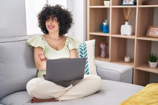 Young Brunette Woman Curly Hair Using Laptop Sitting Sofa Home — Stok fotoğraf