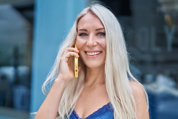 Ung Blond Kvinna Ler Säker Talar Smartphone Gatan — Stockfoto