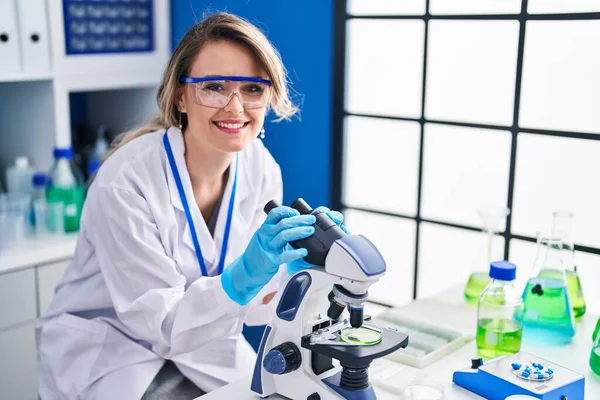 Young Woman Scientist Smiling Confident Using Microscope Laboratory —  Fotos de Stock